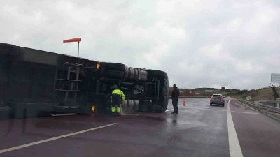 Fırtına otobanda tırı devirdi, s&uuml;r&uuml;c&uuml; kendi imkanlarıyla b&ouml;yle &ccedil;ıktı
