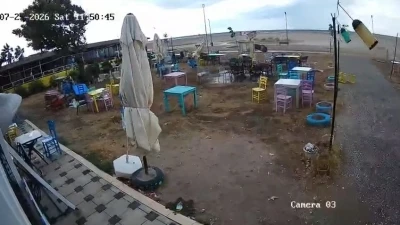 Fırtına sahili s&uuml;p&uuml;rd&uuml;, kafenin masaları yer değiştirdi
