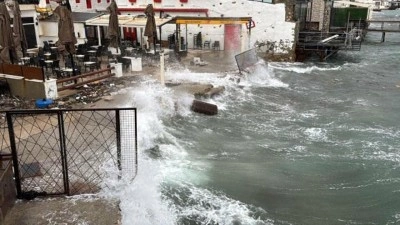 Fırtına şiddetini artırıyor! Meteoroloji kıyı b&ouml;lgeleri uyardı