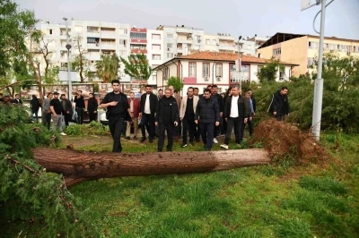 Fırtına sonrası vali, kaymakam ve belediye başkanı b&ouml;lgede incelemede bulundu
