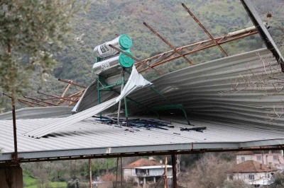 Fırtına yıktı ge&ccedil;ti
