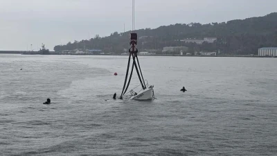 Fırtınada batan mini yat vinç yardımıyla karaya çıkarıldı
