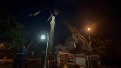 Fırtınada zarar g&ouml;ren minarede &ccedil;alışma başlatıldı
