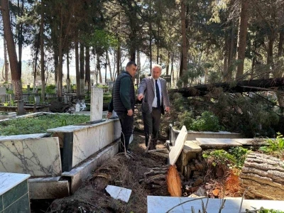 Fırtınadan zarar g&ouml;ren mezarlıklar onarılıyor

