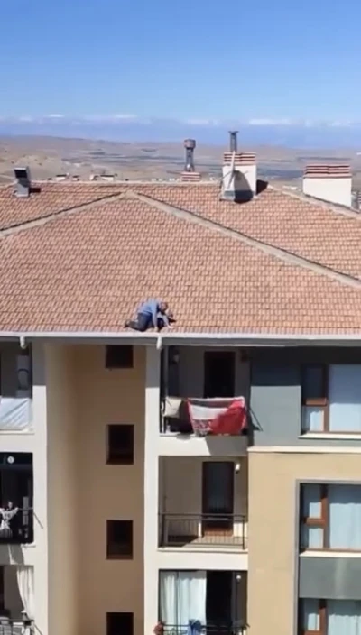 Fırtınalı havada çatıda tehlikeli çalışma yürekleri ağza getirdi
