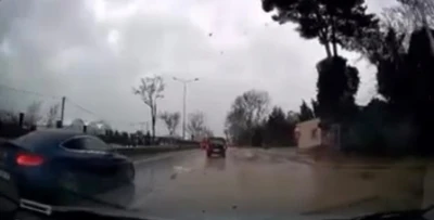 Fırtınanın ağacı devirme anı kamerada
