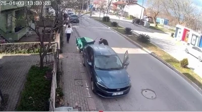 Fırtınanın savurduğu &ccedil;&ouml;p konteyneri park halindeki araca &ccedil;arptı
