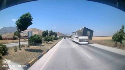 Fırtınanın, tırda taşınan konteyneri u&ccedil;urduğu anlar kamerada
