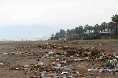 Fırtınayla birlikte dalgaların getirdiği &ccedil;&ouml;pler sahilde toplandı
