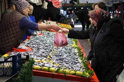 Fiyatı düşen hamsiye talep arttı: &quot;Son 10 yıldır böyle güzel hamsi gelmedi&quot;
