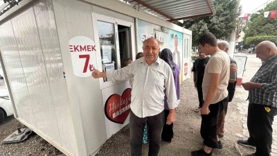 Fiyatın yarısından daha ucuza ekmek satınca metrelerce kuyruk oluştu
