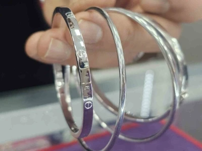 Fiyatlardaki artışlar, yatırım ve d&uuml;ğ&uuml;n takılarını değiştirdi: Altın bileziklerin yerini g&uuml;m&uuml;ş bilezikler alıyor
