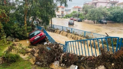 Foça 1 saat süren yağmurun ardından sular altında kaldı
