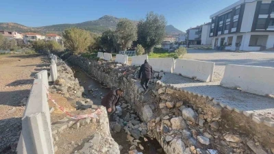 Fo&ccedil;a&rsquo;da belediye &ccedil;alışması &ccedil;ileye d&ouml;n&uuml;şt&uuml;: Mahalle ikiye b&ouml;l&uuml;nd&uuml;
