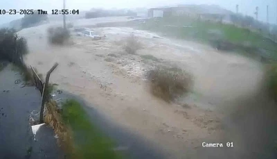 Foça’da Kaptanoğlu’nun aracının sele kapıldığı anlar
