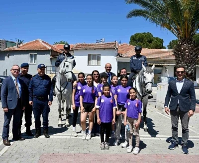 Fo&ccedil;a&rsquo;da okul &ccedil;evrelerine sıkı denetim: Kaymakam Aydın&rsquo;dan "G&uuml;venli Eğitim" talimatı
