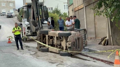 Forklift rampa aşağı inerken devrildi: 1&rsquo;i ağır 2 yaralı
