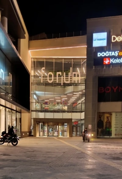 Forum Kayseri &ouml;n&uuml;nde bı&ccedil;aklı kavga
