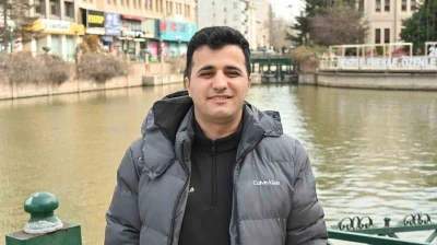 Fotoğrafını &ccedil;ekmek istediği şahıs silah &ccedil;ekti, korku dolu anlar kameraya yansıdı
