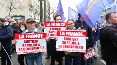 Fransa&rsquo;da binlerce kişiden polise destek ve kaynak yetersizliğine dikkat &ccedil;ekmek i&ccedil;in y&uuml;r&uuml;y&uuml;ş
