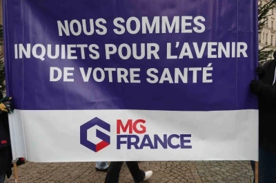 Fransa&rsquo;da doktorlar 10 g&uuml;nl&uuml;k grev kapsamında Paris&rsquo;in sokaklarını doldurdu
