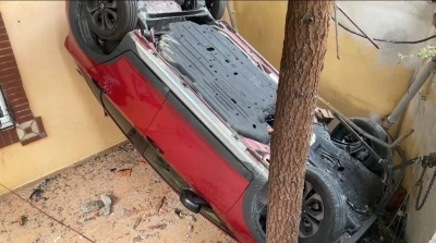 Fren yerine gaza basan sürücü bahçeye uçtu
