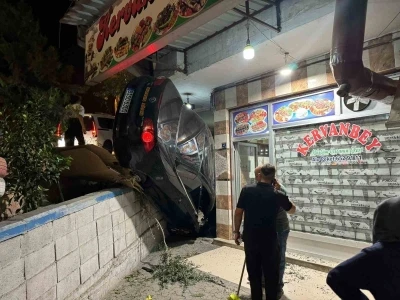 Fren yerine gaza basan sürücü lokantaya daldı
