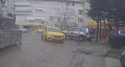 Fren yerine gaza basan s&uuml;r&uuml;c&uuml;n&uuml;n yaptığı akıl almaz kaza kameraya yansıdı
