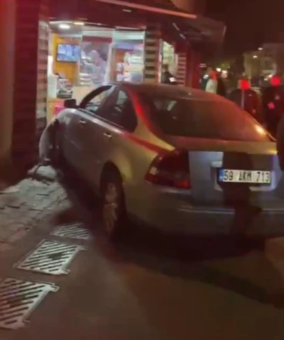Fren yerine gaza basınca otomobil dükkana girdi
