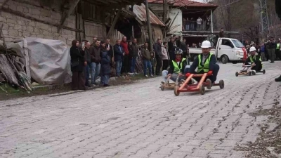 Fren yok, heyecan &ccedil;ok, geleneksel tahta araba yarışı bu yılda nefesleri kesti
