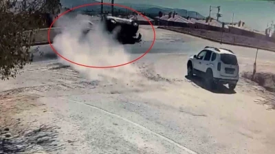 Frene ayağını dahi değdirmeden girdiği yolda feci kazaya neden oldu
