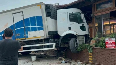 Freni arızalanan tırın önüne kattığı araçla iş yerine daldığı kaza kamerada
