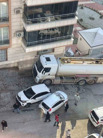 Freni boşalan akaryakıt tankerinin 8 aracı hurdaya &ccedil;evirdiği anlar g&uuml;venlik kamerasında
