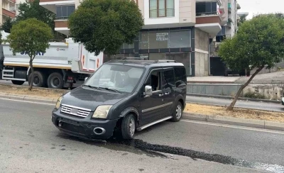 Freni boşalan hafif ticari ara&ccedil; 2 metreden yola d&uuml;şt&uuml;
