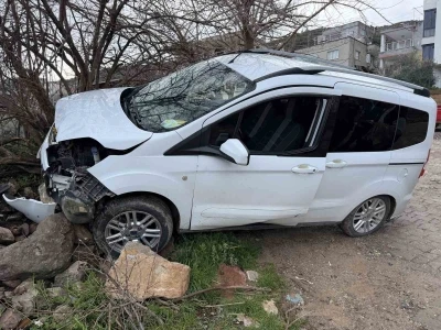 Freni boşalan hafif ticari ara&ccedil; ağaca &ccedil;arptı: 1 yaralı
