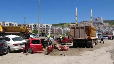 Freni boşalan kamyon 7 araca &ccedil;arptı: 6 yaralı
