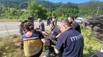 Freni boşalan kamyon devrildi, ekipler s&uuml;r&uuml;c&uuml;y&uuml; kurtarmak i&ccedil;in zamanla yarıştı

