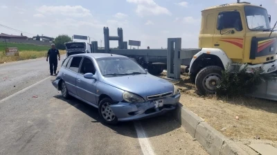 Freni boşalan kamyon, kırmızı ışıktaki 4 otomobile çarptı: 3 yaralı
