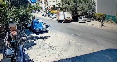 Freni boşalan kamyoneti durdurmak için sürücüsünün peşinden koştuğu anlar kamerada
