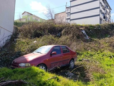 Freni boşalan otomobil şarampole u&ccedil;tu: Baba ve oğlu yaralandı
