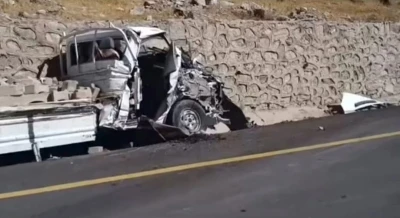 Freni boşalan park halindeki tır, park halindeki kamyoneti hurdaya çevirdi
