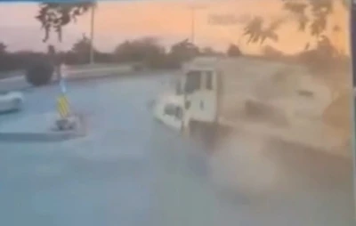 Freni boşalan tır, otomobili böyle sürükledi: O anlar kamerada
