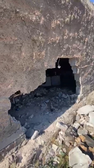 Freni boşalan trakt&ouml;r eve daldı

