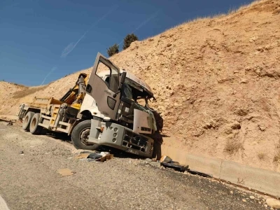 Freni boşalan vinç kayalığa çarptı: 1 ölü, 1 yaralı
