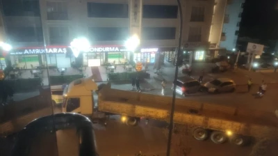 Freni çekilmeyen tır geri geri gitti, araçlara zarar verdi
