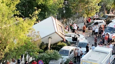 Freni patlayan kamyon 10 araca çarpıp, kanala düştü
