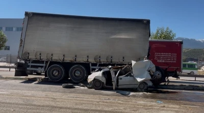 Freni patlayan kamyon 2 araca &ccedil;arptı; 3 kişi yaralandı
