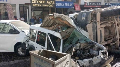 Freni patlayan mıcır yüklü hafriyat kamyonu ortalığı savaş alanına çevirdi

