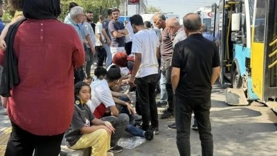 Freni patlayan minibüs, durakta bekleyen halk otobüsüne çarptı: Çok sayıda yaralı