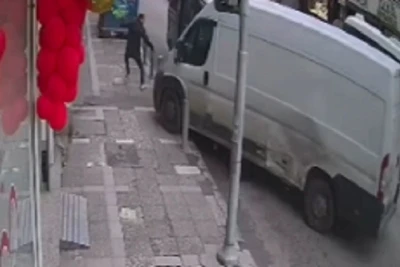 Freni patlayan minib&uuml;s, kaldırımdaki yayayı b&ouml;yle &ccedil;arptı
